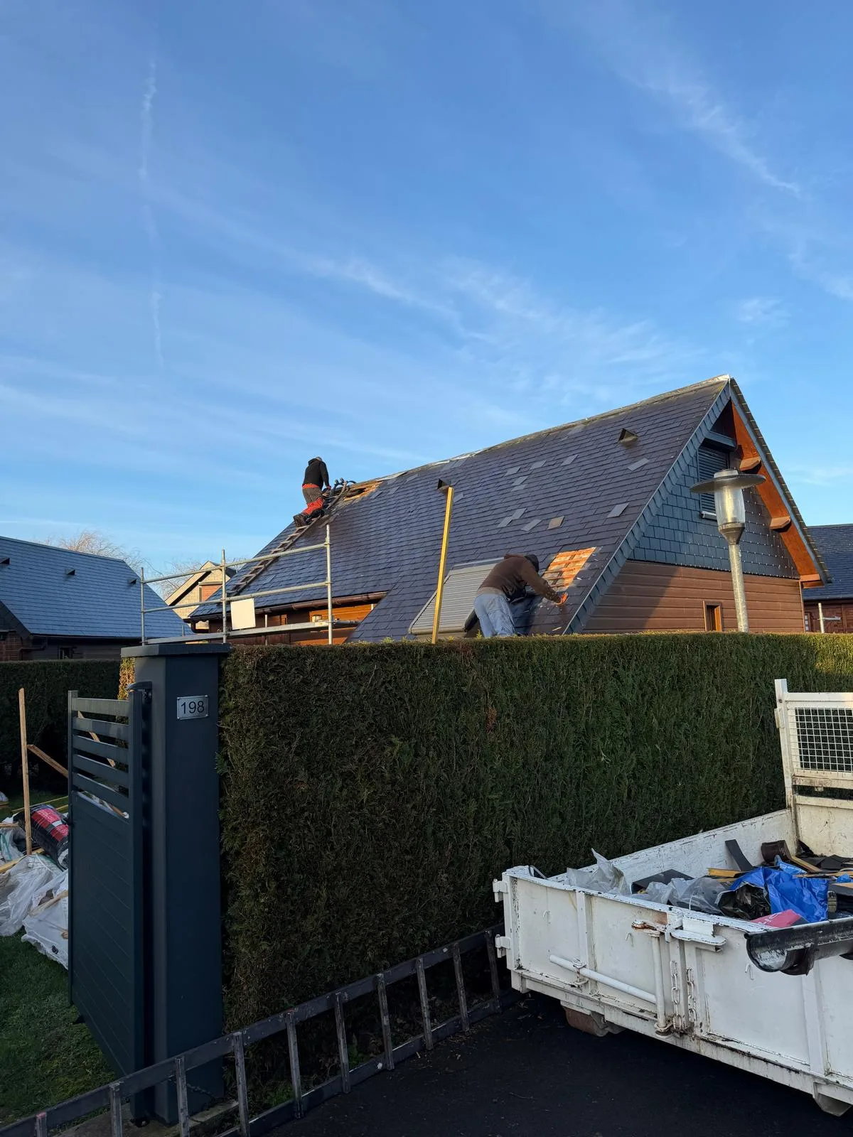 Équipe de couvreurs sur échafaudage