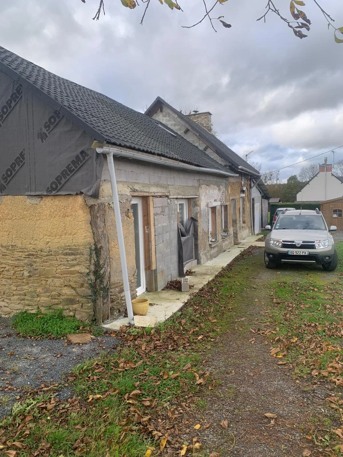 Corps de ferme avant — crépi dégradé